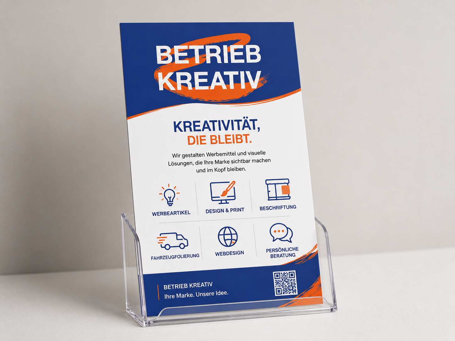 Wartezimmer-Info-Flyer im DIN-A5-Aufsteller mit Leistungsübersicht, Icons und QR-Code, gedruckt von Betrieb Kreativ