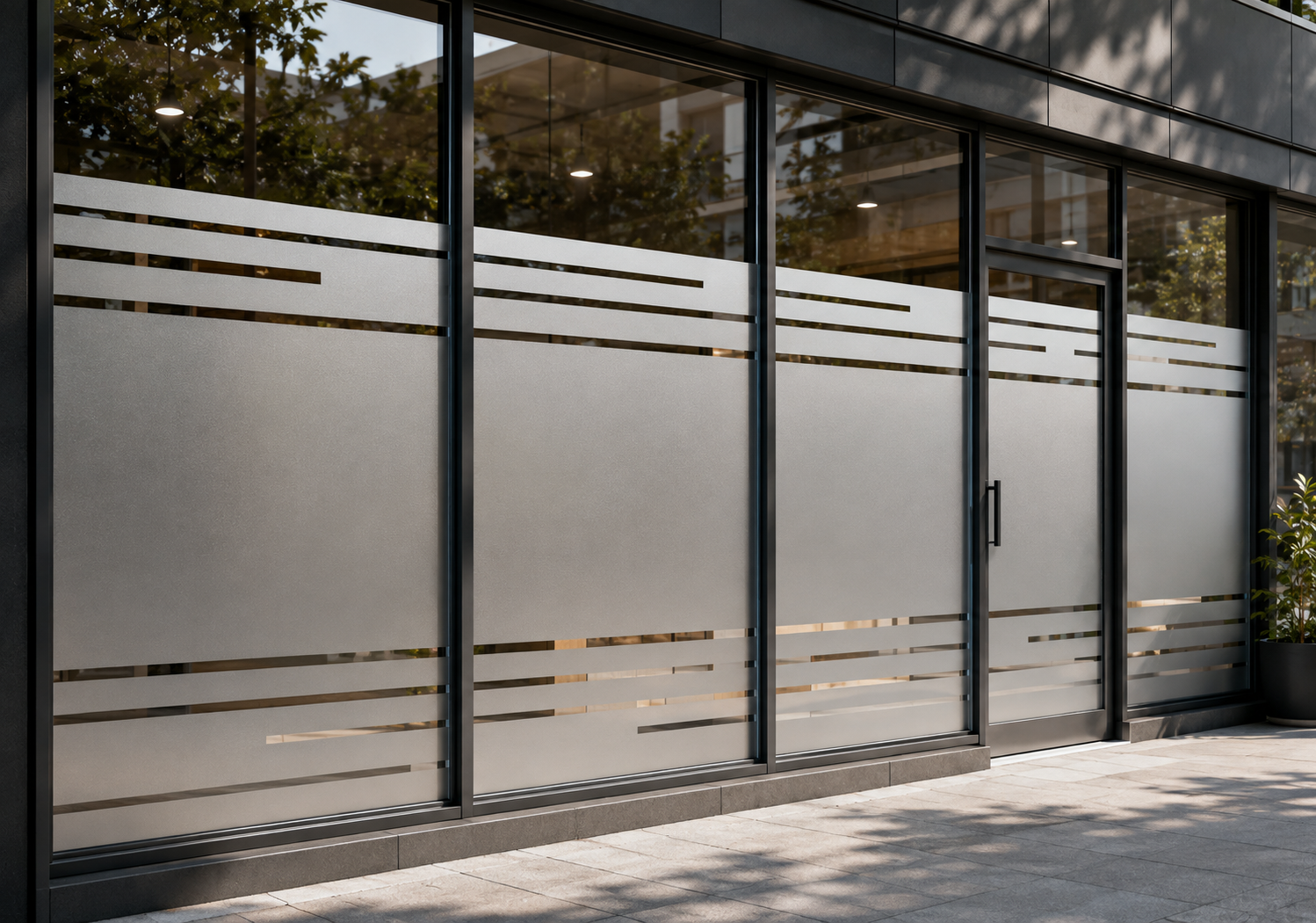 Schaufensterfolie als Sichtschutz mit Streifenmuster in Milchglas-Optik an einer Praxis-Glasfront, montiert von Betrieb Kreativ