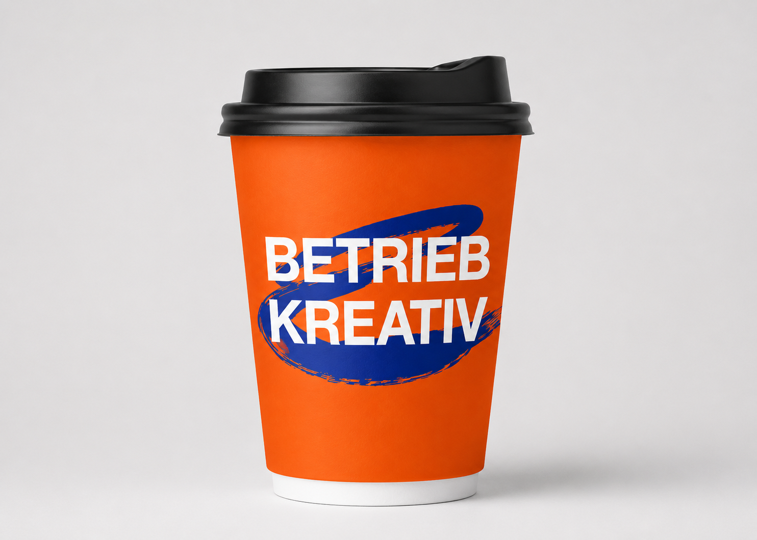 Coffee-to-go-Becher mit Logo bedruckt in Orange mit blauem Pinselstrich-Logo und schwarzem Deckel — individuell bedruckte Werbebecher von Betrieb Kreativ